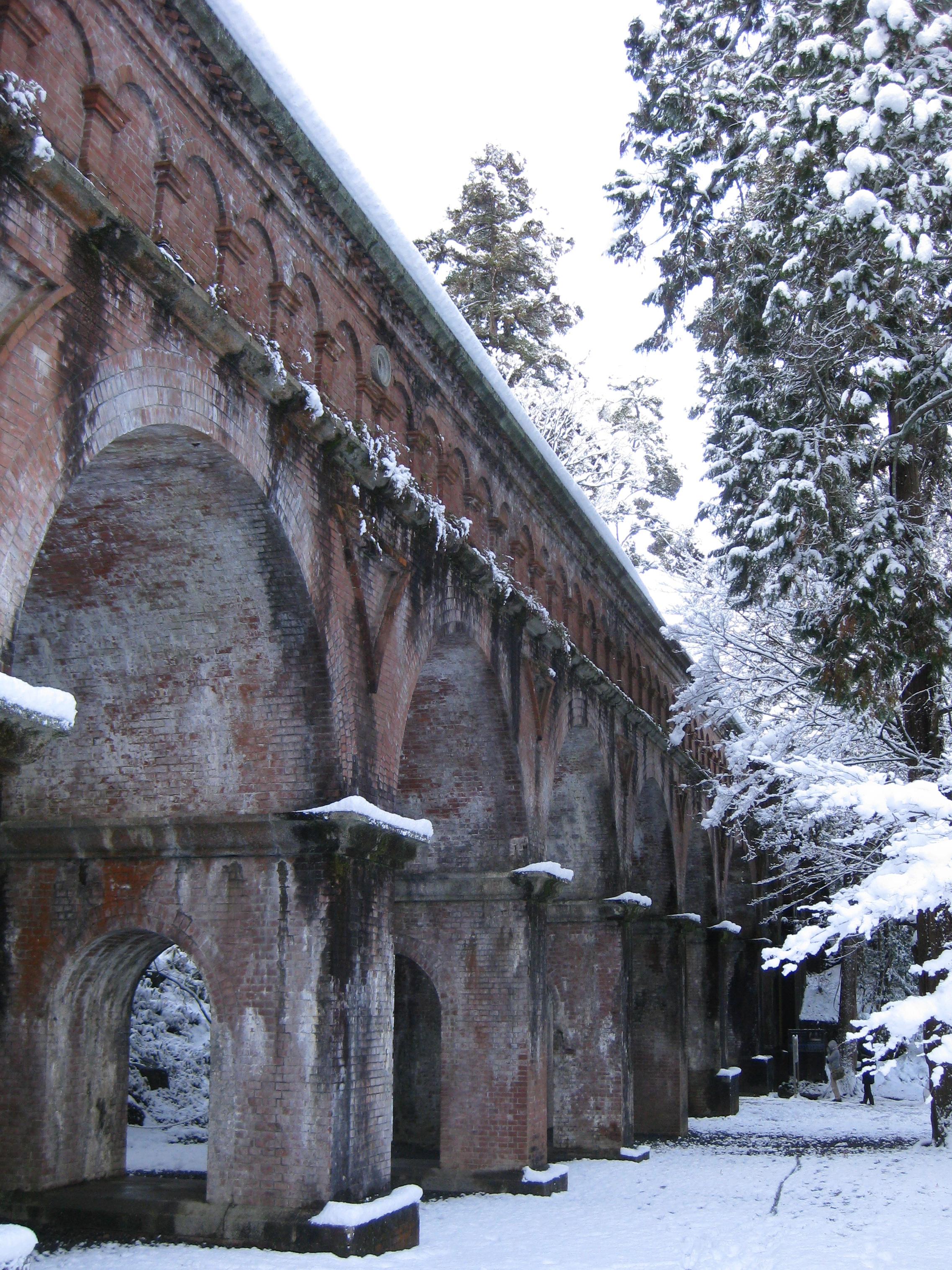 雪の水路閣